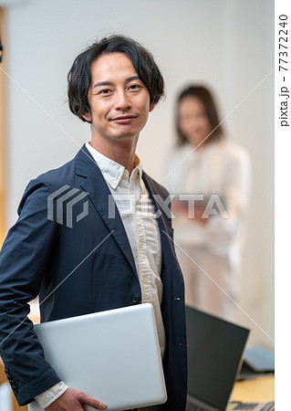 営業　相談　契約　説明　販売　運用　相続　投資　カジュアル 77372240