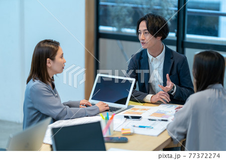 ビジネス 会議 説明 ミーティング 3人 ビジネス 会議 説明 ミーティング 3人 77372274