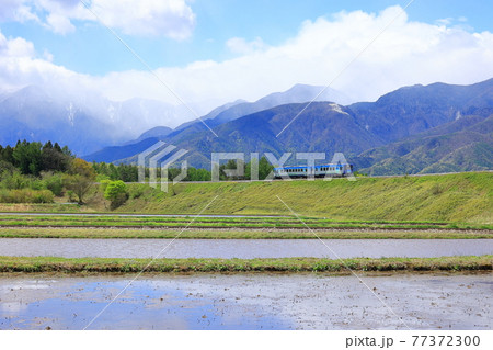 田園風景を行くHighRail1375 77372300