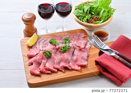 ローストビーフ（外国産の牛肉のミスジ使用品）、ビーフ、ロースト牛肉薄切り。 77372371