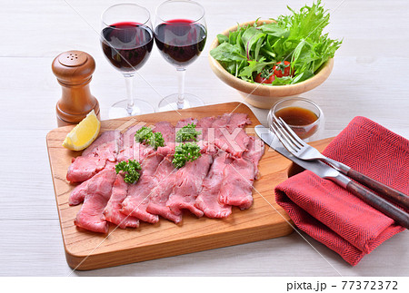 ローストビーフ（外国産の牛肉のミスジ使用品）、ビーフ、ロースト牛肉薄切り。 77372372