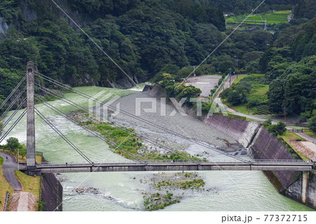 神奈川県/ 放流する夏の三保ダム 堰堤から見た風景 神奈川県/ 放流する夏の三保ダム 堰堤から見た風景 77372715