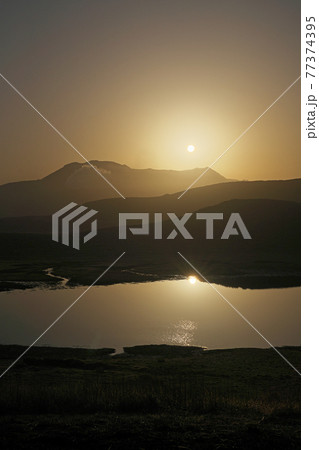 【阿蘇山 草千里ヶ浜 (日の出)】 熊本県阿蘇市草千里ケ浜 【阿蘇山 草千里ヶ浜 (日の出)】 熊本県阿蘇市草千里ケ浜 77374395