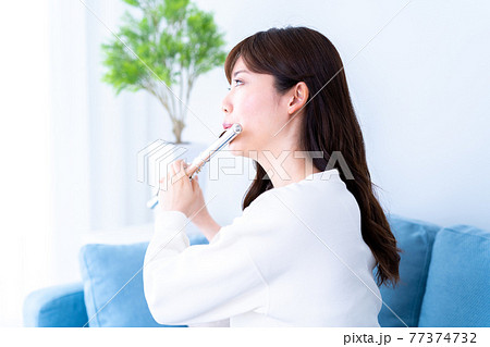 リビングでフルートを吹く女性 77374732