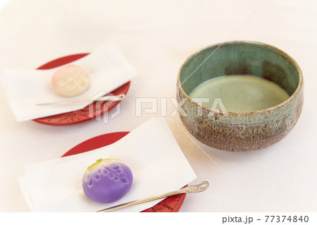 お抹茶と漆のお皿に乗った練り切り お抹茶と漆のお皿に乗った練り切り 77374840