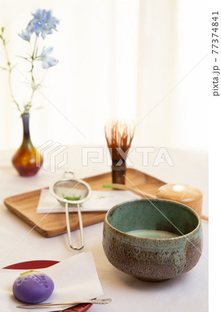藤の練り切りと点てたお抹茶と茶道具 77374841