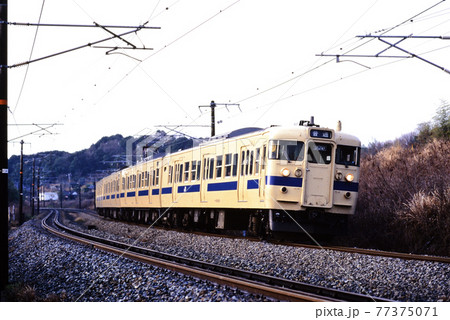 1998年 山陽本線を行く瀬戸内色の115系普通電車4両の写真素材 77375071 Pixta