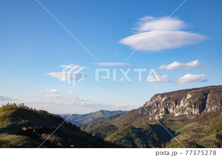 flying saucer shaped white cloud flying saucer shaped white cloud 77375278