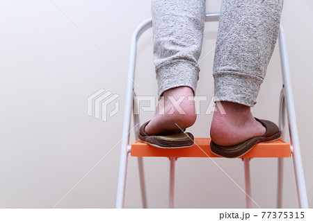 脚立に登る男性の足 脚立に登る男性の足 77375315