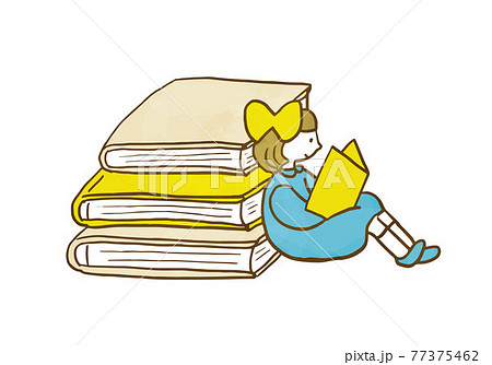 読書の時間を楽しむ本を読む少女 77375462