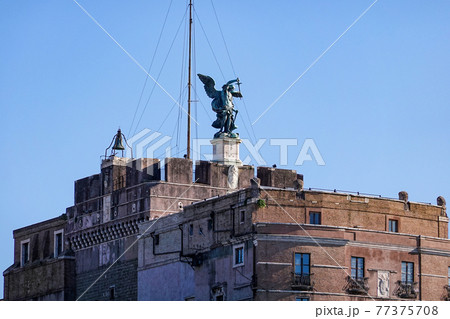 晴れた日のローマ、テベレ川沿いのサンタンジェロ橋とサンタンジェロ城 77375708