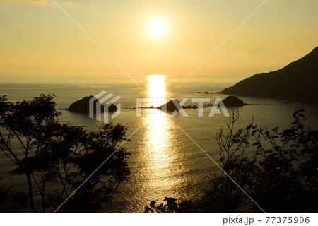 奄美大島　西古見　三連立神の夕日 77375906