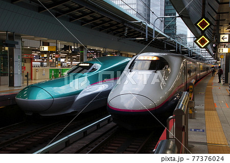 東京駅を発車する東北新幹線E5系・E2系 東京駅を発車する東北新幹線E5系・E2系 77376024