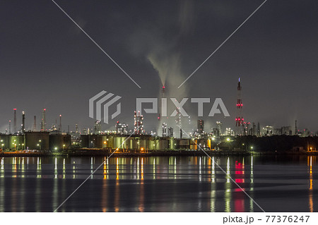 遠方の工場群の夜景 77376247