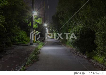 工場地帯の人気のない細長い夜道 77376252