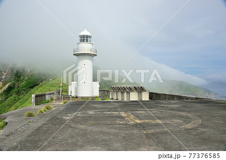 奄美大島　西古見　霧のかかる曽津高埼灯台 77376585