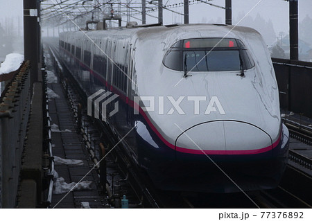 冬の新潟県内を行く、上越新幹線E2系1000番台 冬の新潟県内を行く、上越新幹線E2系1000番台 77376892