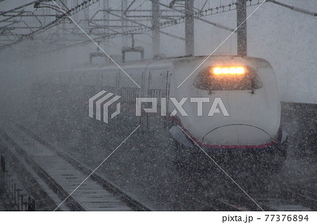 吹雪の新潟県内を行く、上越新幹線E2系1000番台 77376894