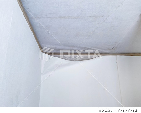 天井付近の壁紙の剥がれ 77377732