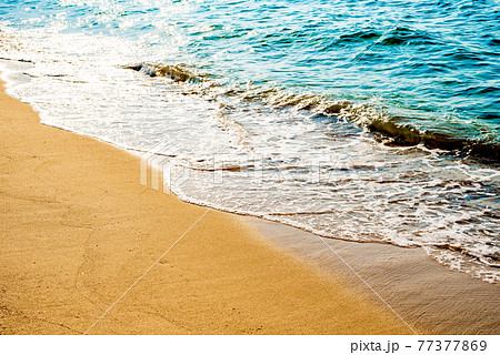 綺麗な海の波打ち際 浜辺 背景素材 くっきりレトロカラーの写真素材