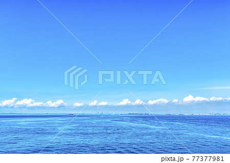 青空と海の背景素材　東京湾 77377981