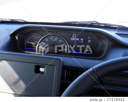 ダッシュボード中央のセンターメーター 77378492