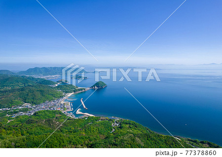 新緑が美しい初夏の紫雲出山からの瀬戸内海 新緑が美しい初夏の紫雲出山からの瀬戸内海 77378860