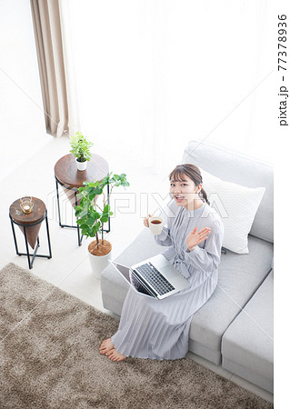 若い女性 リビング ノートパソコン 若い女性 リビング ノートパソコン 77378936