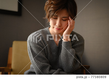 家で過ごす女性 家で過ごす女性 77380809