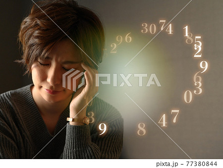 家で過ごす女性 家で過ごす女性 77380844