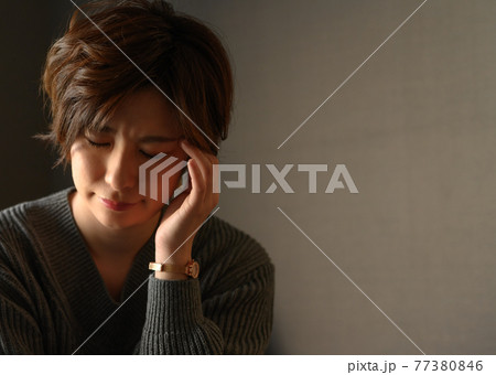 家で過ごす女性 77380846