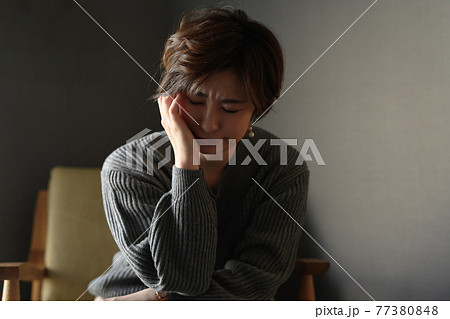 家で過ごす女性 77380848