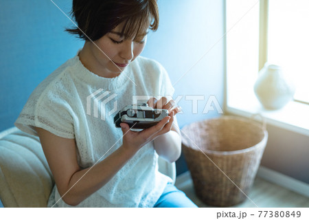 家で過ごす女性 家で過ごす女性 77380849