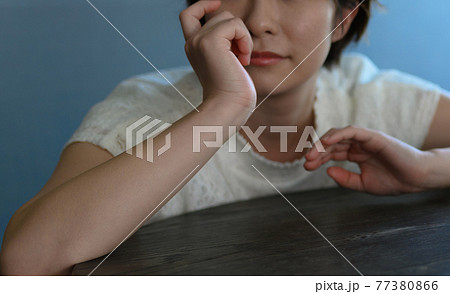 家で過ごす女性 家で過ごす女性 77380866