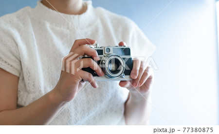 家で過ごす女性 77380875