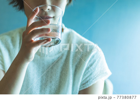 家で過ごす女性 家で過ごす女性 77380877