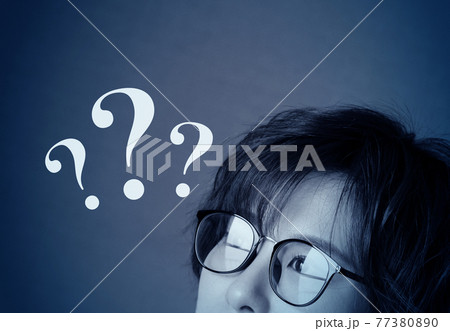 家で過ごす女性 家で過ごす女性 77380890