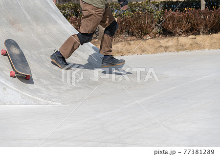 【愛川町スケートパークでスケボーのスロープ練習の失敗】 【愛川町スケートパークでスケボーのスロープ練習の失敗】 77381289