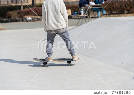 愛川町スケートパークで小学生がスケボーの練習 の写真素材