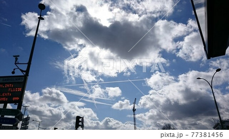 異国の空にはくっきり飛行機雲 スペインの写真素材