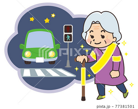 反射板を付けて歩く高齢者　夜の交差点　交通安全 77381501