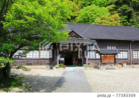 【島根県】晴天下の石見銀山資料館 77383309