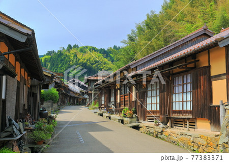 【島根県】大森銀山の石州瓦の町並み(石見銀山) 【島根県】大森銀山の石州瓦の町並み(石見銀山) 77383371