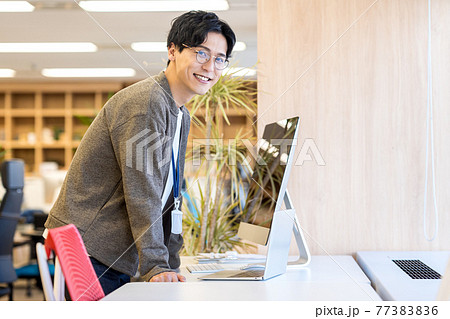 オフィスで働くエンジニア オフィスで働くエンジニア 77383836