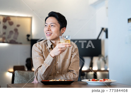 ウイスキーを飲む男性  77384408