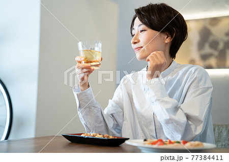 ウイスキーを飲む女性 ウイスキーを飲む女性 77384411