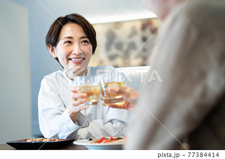 ウイスキーを飲むカップル　乾杯 77384414