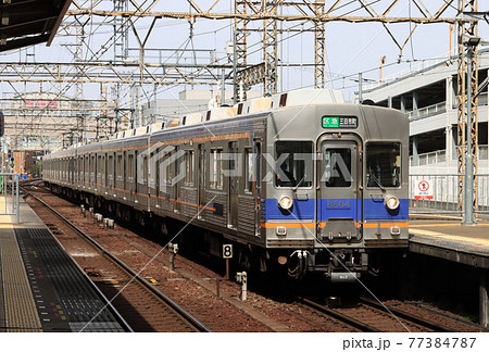 南海高野線 堺東駅に着く60系電車の写真素材 南海高野線 堺東駅に着く60系電車の写真素材