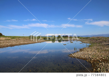 春の飯豊連峰と阿賀川（福島県・会津坂下町） 77384801