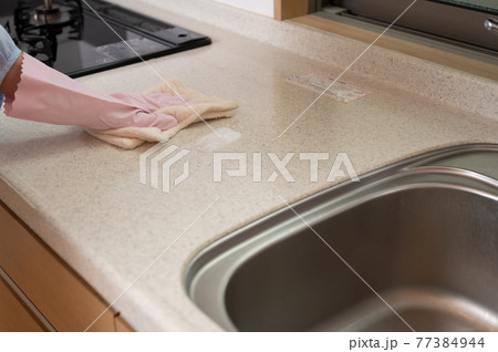 主婦の日常キッチン天板清掃 77384944